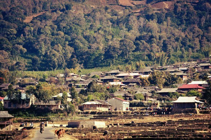 Khung cảnh làng Pơ Mu từ trên cao là những ngôi nhà bao quanh núi rừng Pơ Mu.