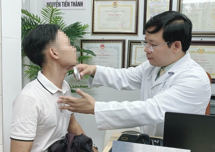 ThS.BSCKII Nguyễn Tiến Thành thăm khám cho bệnh nhân.