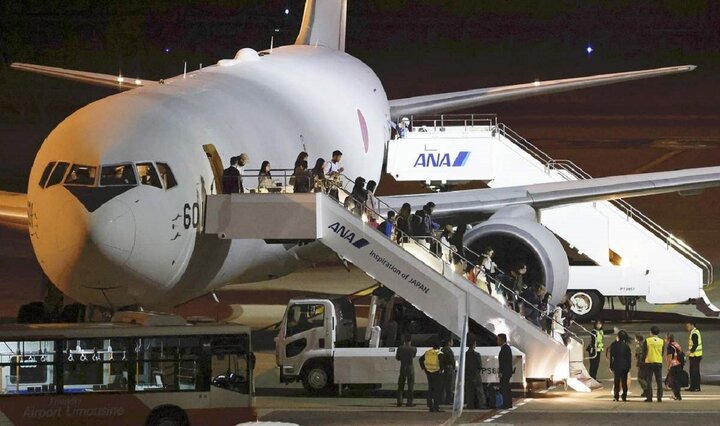 46 người sơ tán khỏi Israel xuống máy bay KC-767 của SDF tại sân bay Haneda ở Tokyo vào tối 3/11. (Ảnh: Kyodo News)