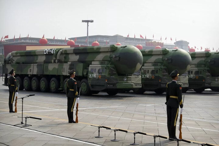 Tên lửa đạn đạo liên lục địa DF-41 của Trung Quốc trong lễ duyệt binh vào năm 2019. (Ảnh: AP)