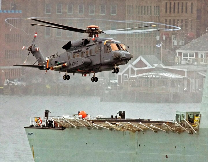 Trực thăng săn ngầm Sikorsky CH-148 Cyclone trong vụ va chạm với máy bay Trung Quốc hôm 29/10. (Ảnh: AP)