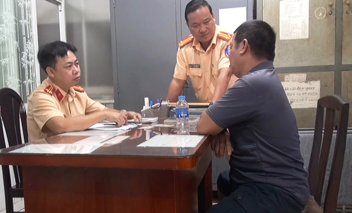 Ông Vỹ tại trụ sở Đội Cảnh sát giao thông - trật tự Công an quận 11.