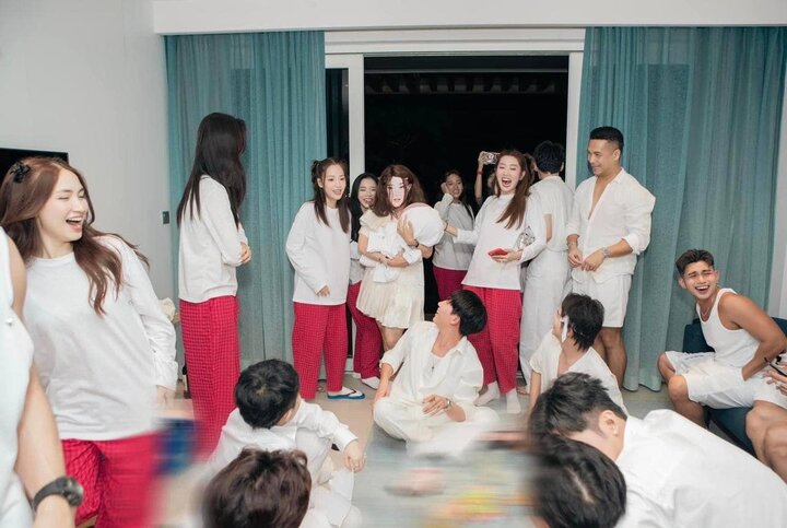 Khoảnh khắc Huỳnh Lập đóng giả Nhã Phương tiến vào bữa tiệc khiến Trường Giang ngỡ ngàng.