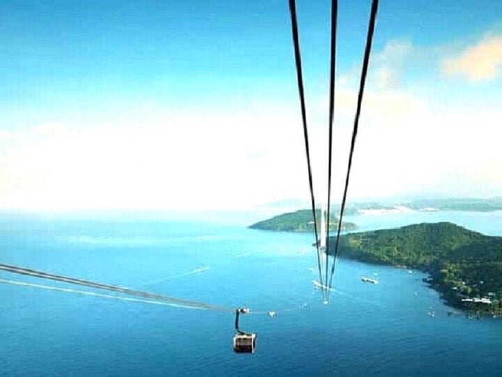 Cáp treo Hòn Thơm Phú Quốc là cáp treo 3 dây vượt biển dài nhất thế giới với chiều dài 7899,9m.