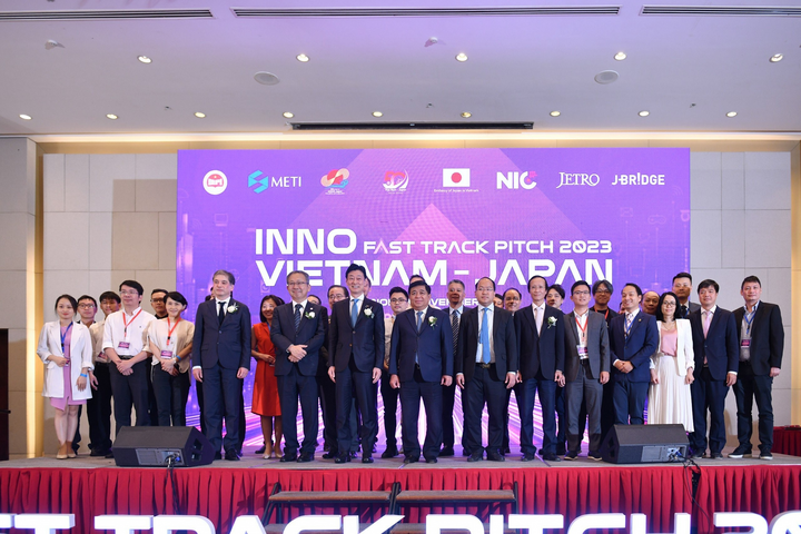 Các đại biểu tham dự Lễ trao giải chương trình “Inno Vietnam - Japan Fast Track Pitch 2023”.