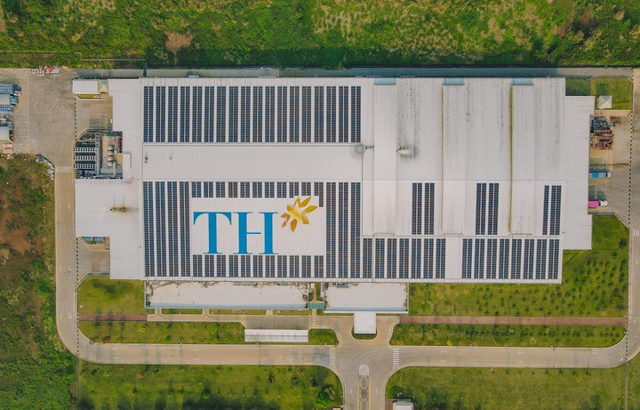 Năng lượng mặt trời từ các trang trại, nhà máy của TH hiện tương đương giảm phát thải 4.500 tấn CO2 mỗi năm; TH vấn tiếp tục đẩy mạnh đầu tư năng lượng sạch trong tương lai.