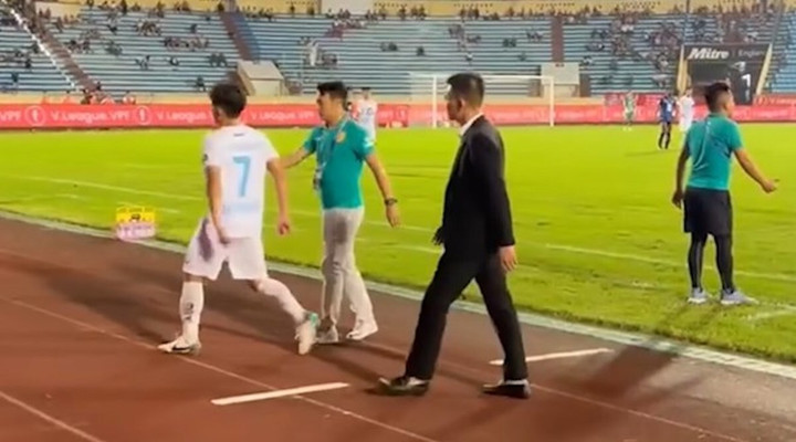 Nguyễn Phong Hồng Duy không bắt tay HLV Vũ Hồng Việt.