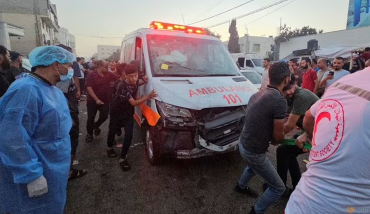 Đoàn xe cứu thương bị tấn công hôm 3/11 tại bệnh viện al-Shifa ở thành phố Gaza. (Ảnh: Reuters)