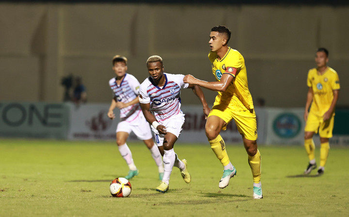 CLB Thanh Hoá (áo vàng) chiếm ưu thế.