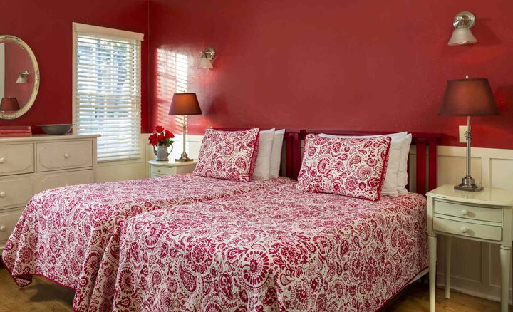 Theo các chuyên gia, đỏ là màu tối kỵ đối với phòng ngủ. (Ảnh: Southern Living)