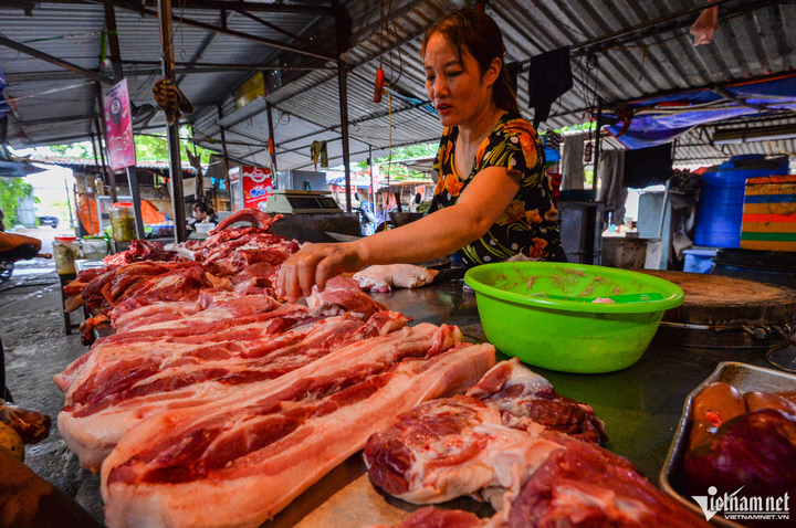 Dịp Tết sẽ không thiếu thịt lợn và gia cầm, nhưng giá các mặt hàng này được dự báo sẽ tăng (Ảnh: Nhật Sinh)