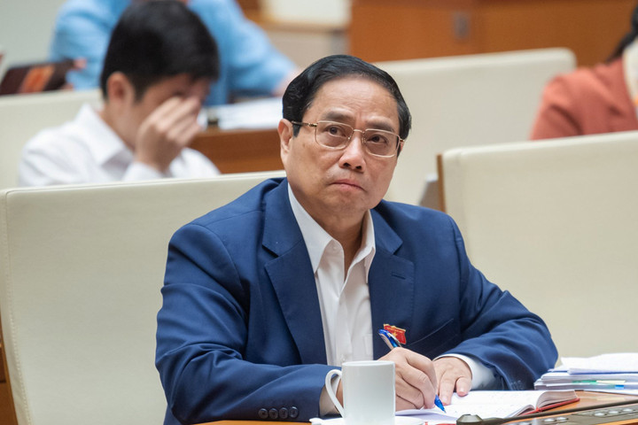 Thủ tướng Phạm Minh Chính tại phiên thảo luận về phát triển kinh tế - xã hội sáng 1/11. (Ảnh: Quochoi.vn)