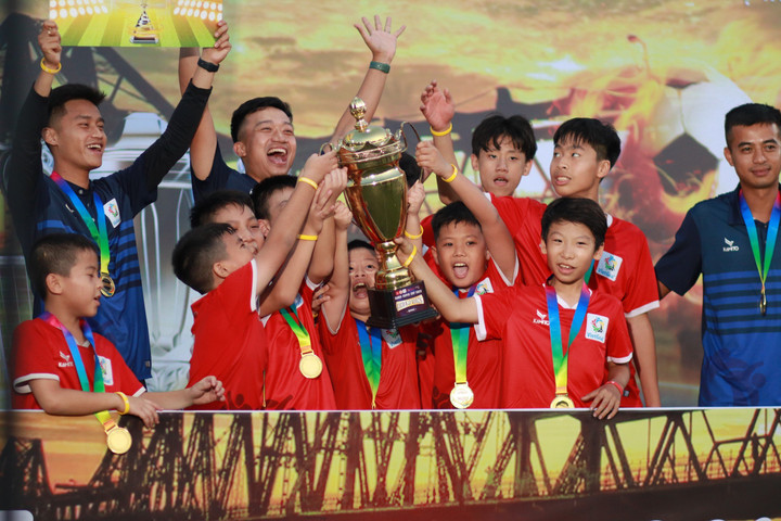 Niềm vui của các cầu thủ VietGoal sau khi giành chức vô địch tại Hà Nội Super Cup 2023.