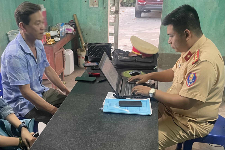 Tài xế T. làm việc với lực lượng CSGT Công an tỉnh Tuyên Quang (Ảnh: CACC)