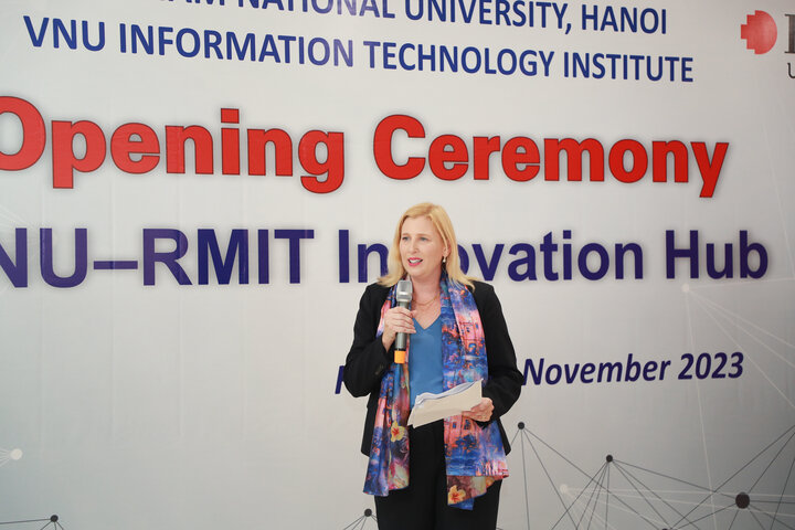 Tại lễ khai trương, đại diện ĐH RMIT, bà Claire Macken - Phó Chủ tịch RMIT Úc, Tổng Giám đốc RMIT Việt Nam cho biết, không gian Đổi mới sáng tạo của ĐHQGHN và ĐH RMIT được kỳ vọng là nơi kết nối ĐHQGHN và ĐH RMIT với các đối tác giáo dục và doanh nghiệp để cùng thực hiện các dự án nghiên cứu và phát triển, tập trung vào các ngành Khoa học, Công nghệ, Kỹ thuật và Toán học (STEM).