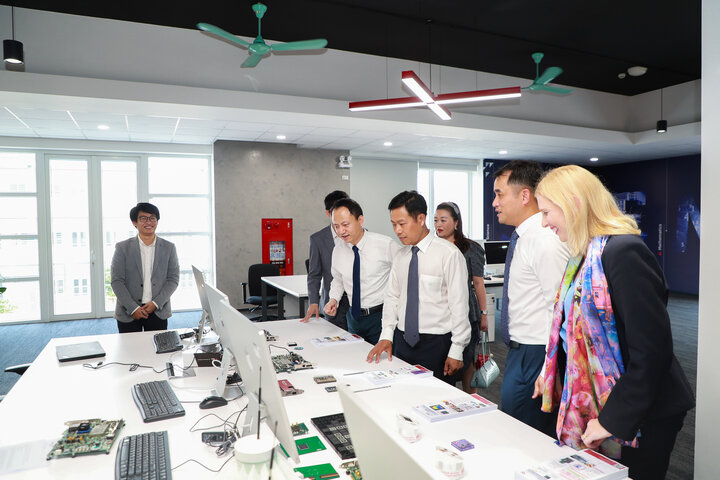 Trong thời gian tới, VNU-RMIT INNOVATION HUB sẽ phục vụ đào tạo nguồn nhân lực trình độ cao bậc tiến sĩ, sau tiến sĩ; là nơi để ĐHQGHN và ĐH RMIT, cùng các doanh nghiệp của Việt Nam và Úc phối hợp tổ chức các hội nghị, hội thảo khoa học, các hoạt động trao đổi học thuật chuyên sâu.