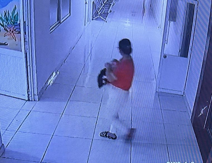Hình ảnh người phụ nữ bế bé sơ sinh khỏi bệnh viện. (Ảnh cắt từ clip)