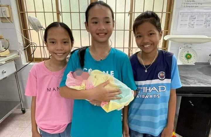 Ba em học sinh bàn giao bé gái sơ sinh cho chính quyền địa phương.