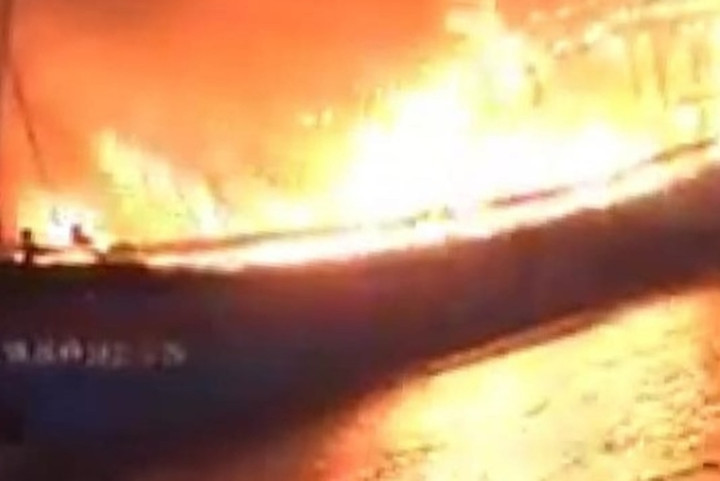 Hoạt động của tàu cá trên biển luôn tiềm ẩn nguy cơ cháy nổ, thiên tai. (Ảnh: NT)