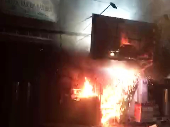 Đám cháy bùng lên dữ dội. (Ảnh cắt từ clip)