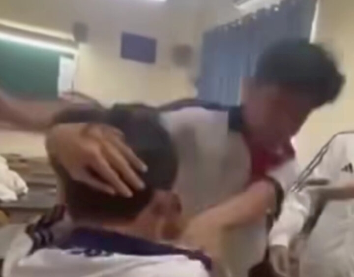 Nam sinh đánh bạn tới tấp vì mâu thuẫn nhặt tiền. (Ảnh cắt từ clip)