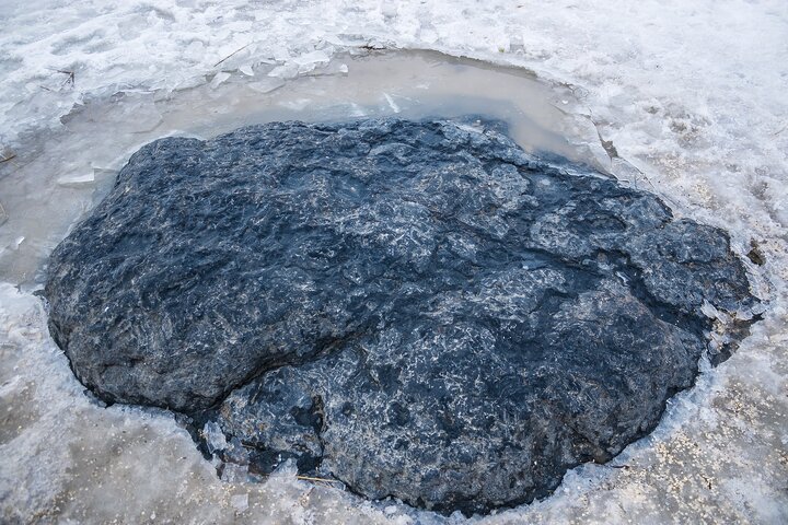 Các ngư dân địa phương phát hiện tảng đá xanh biếc đang chậm chạp di chuyển dọc theo đáy hồ. (Ảnh: Sputnik)