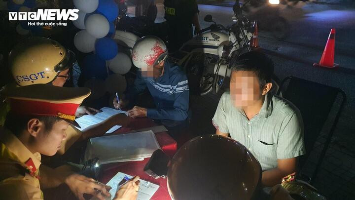 CSGT lập biên bản xử phạt hành chính đối với các trường hợp vi phạm nồng độ cồn.