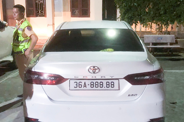 Xe ô tô BKS 36A-888.88 đang bị tạm giữ tại Công an huyện Như Thanh.
