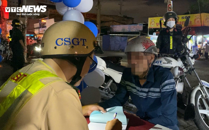 Ông T. có nồng độ cồn 0,253 mg/lít khí thở, bị CSGT xử phạt 4,5 triệu đồng, tước bằng lái 17 tháng.