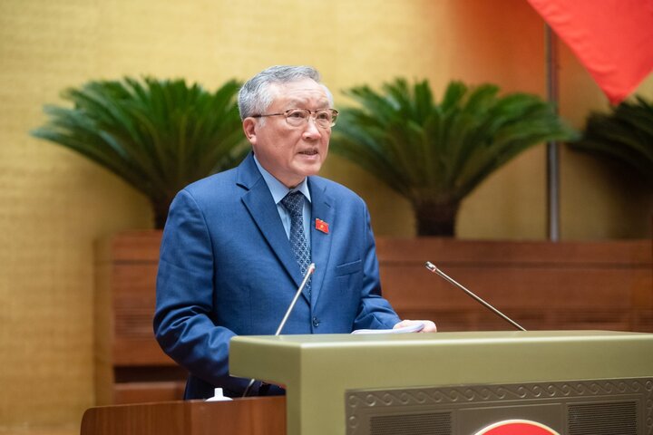 Chánh án TAND Tối cao Nguyễn Hòa Bình phát biểu trong phiên họp sáng 6/11. (Ảnh: Quochoi.vn).