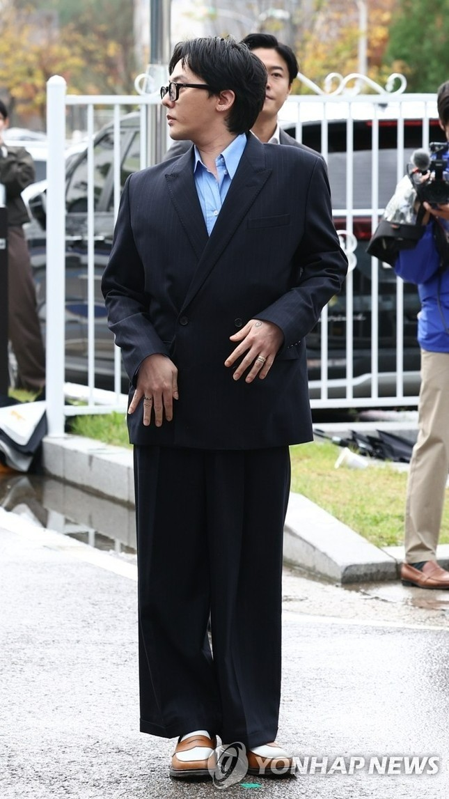 G-Dragon (Big Bang) cười khẩy khi trình diện tại Sở Cảnh sát - 2