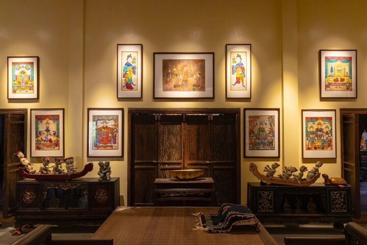 Không chỉ là một công trình kiến trúc độc đáo với thiết kế ngói cổ, nơi đây còn trưng bày những bức tranh, đồ vật liên quan tới các loại hình nghệ thuật truyền thống.
