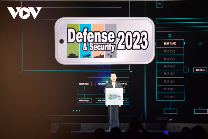 Bộ trưởng Quốc phòng Thái Lan Sutin Klungsang phát biểu khai mạc triển lãm.