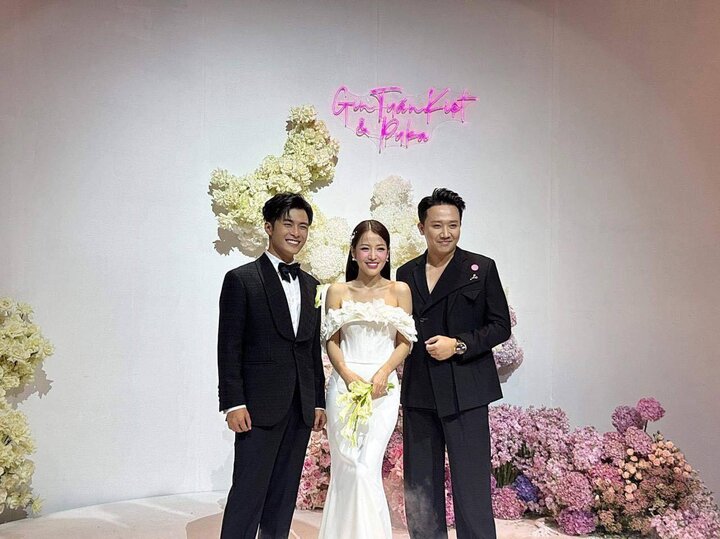 MC, diễn viên Trấn Thành diện cây đồ đen sành điệu tới mừng hạnh phúc 2 người em thân thiết.