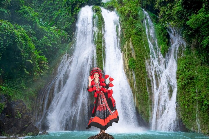 Á hậu - doanh nhân Khánh Vân khoe sắc bên thác Khuổi Nhi nằm trong vùng lòng hồ sinh thái Na Hang, Lâm Bình, Tuyên Quang.