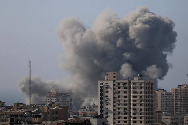 Khói bốc lên sau các cuộc tấn công của Israel vào thành phố Gaza vào ngày 6/11. (Ảnh: Reuters)