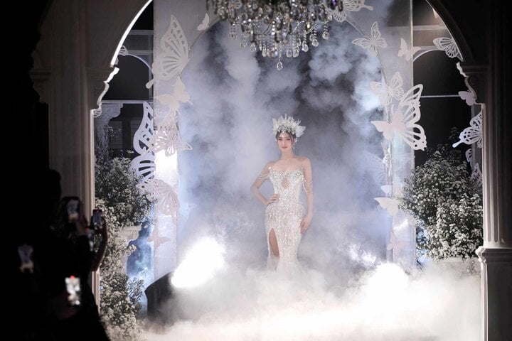 Á hậu Phương Nhi diện chiếc váy đặc biệt mang tên "Thanh Vân”, trình diễn mở màn buổi ra mắt bộ sưu tập thời trang Fairy Dream - Giấc mơ tiên.