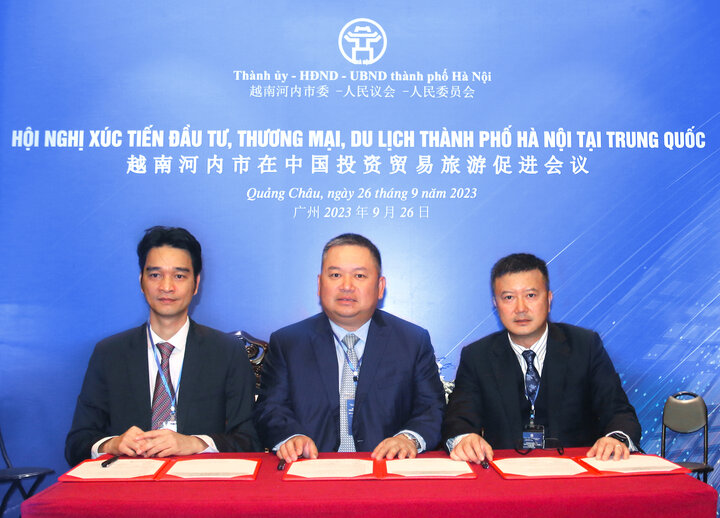 Ông Võ Trung Hiếu - Giám đốc Kinh doanh Quốc tế Vinamilk (ngoài cùng bên trái) - ký kết biên bản ghi nhớ hợp tác phân phối sữa chua với 2 đối tác Trung Quốc.