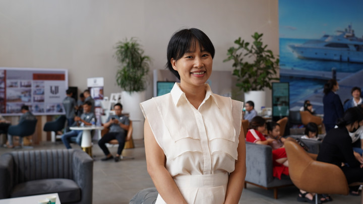 Chị Ánh Hồng mong sớm hoàn thiện nội thất biệt thự trước mùa lễ hội cuối năm.