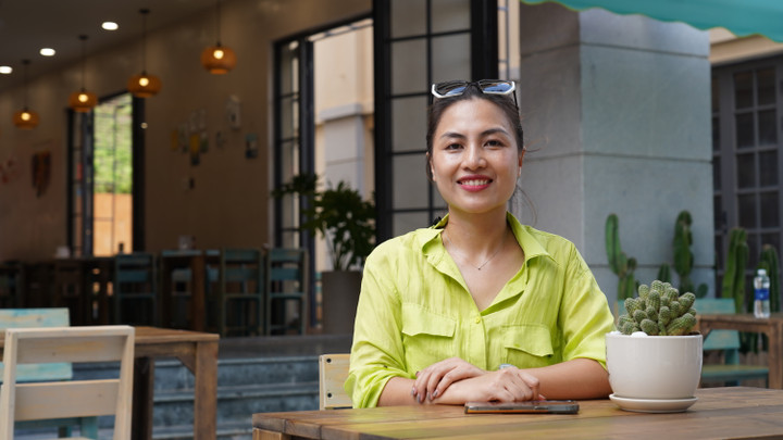 Chị Ánh Sáng, chủ quán Hải sản Bo vui mừng khi lượng khách đến với nhà hàng ngày càng tăng.