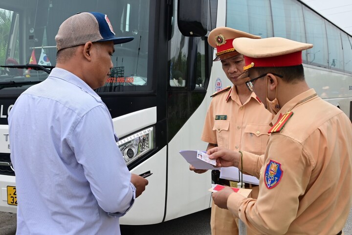 Lực lượng chức năng tăng cường kiểm soát đối với hoạt động vận tải hành khách, vận tải hàng hóa tại các điểm xuất phát. (Ảnh: Vũ Quỳnh)