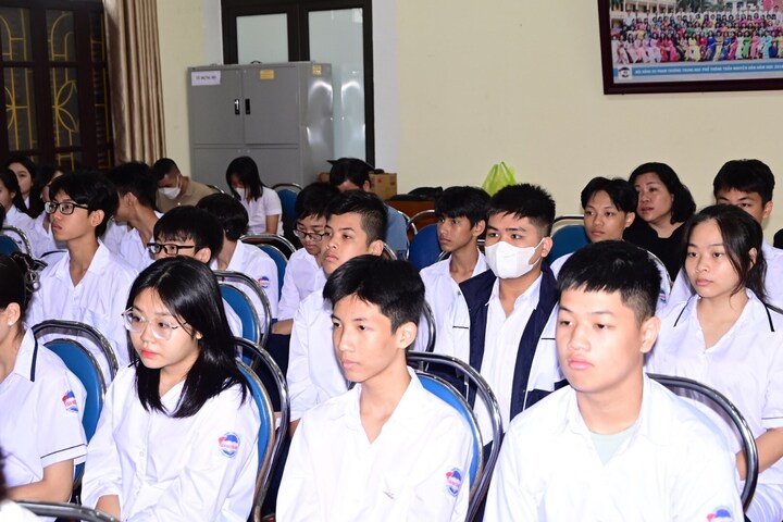 Tổ chức học sinh, sinh viên ký cam kết không vi phạm các quy định về bảo đảm trật tự ATGT. (Ảnh: Vũ Quỳnh)