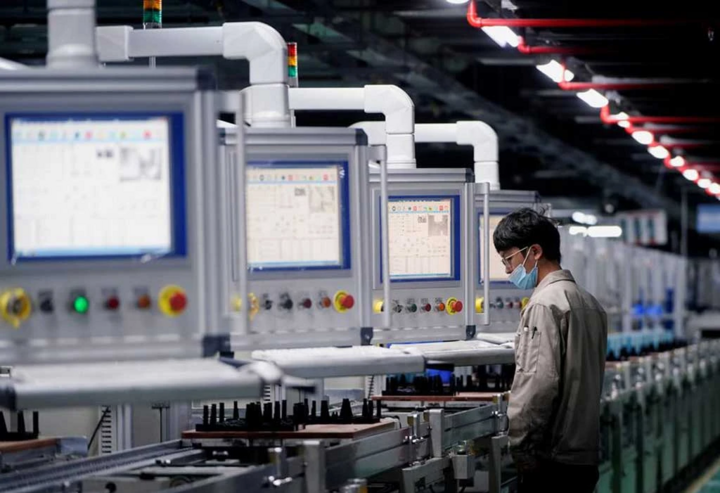 Một dây chuyền sản xuất chip tiên tiến ở Trung Quốc. (Ảnh: Reuters)