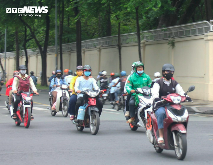 Thời tiết tại TP.HCM hôm nay 7/11 nhiều mây, trời nắng, chiều tối có mưa rào, dông vài nơi.