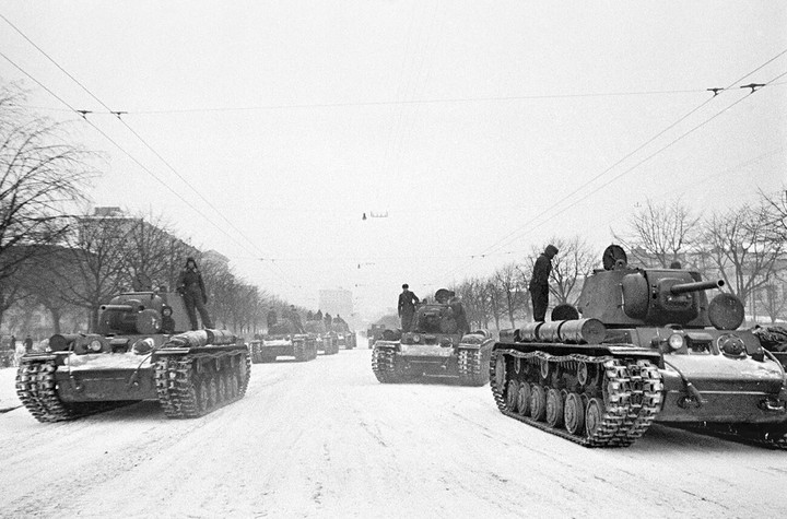 Cuộc duyệt binh ngày 7/11/1941 diễn ra trong bối cảnh nhà nước Xô Viết đang đứng trên bờ vực nguy hiểm khi các cánh quân của phát xít Đức đang tiến sát tới Moskva.