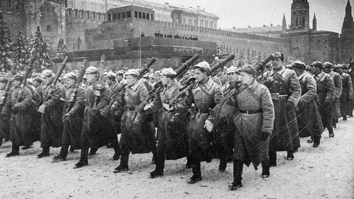 Các đơn vị tham gia duyệt binh đều mang trang bị sẵn sàng chiến đấu.