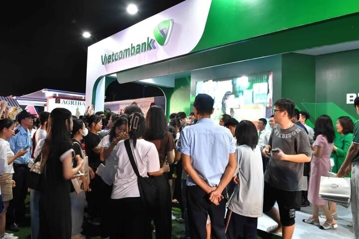 Gian hàng Vietcombank với những sản phẩm, dịch vụ đa tiện ích đã thu hút sự tham gia của rất nhiều sinh viên.