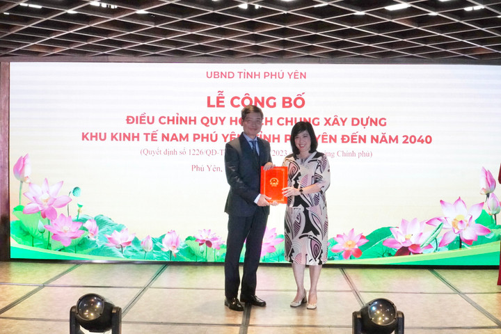 Chủ tịch UBND tỉnh Phú Yên Tạ Anh Tuấn nhận Quyết định điều chỉnh Quy hoạch Khu kinh tế Nam Phú Yên từ đại diện Bộ Xây dựng.