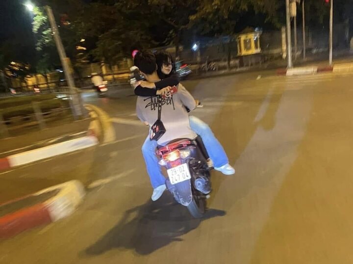 Nam sinh chở bạn gái trên xe máy với tư thế "mặt đối mặt" gây bức xúc trên MXH.