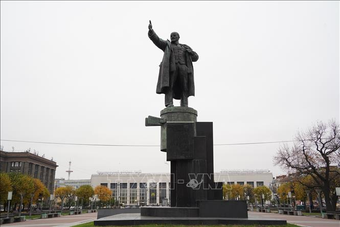 Tượng đài Lenin trước cửa Nhà ga Phần Lan ở St. Petersburg, Nga. Ảnh tư liệu: Bùi Duy Trinh/TTXVN
